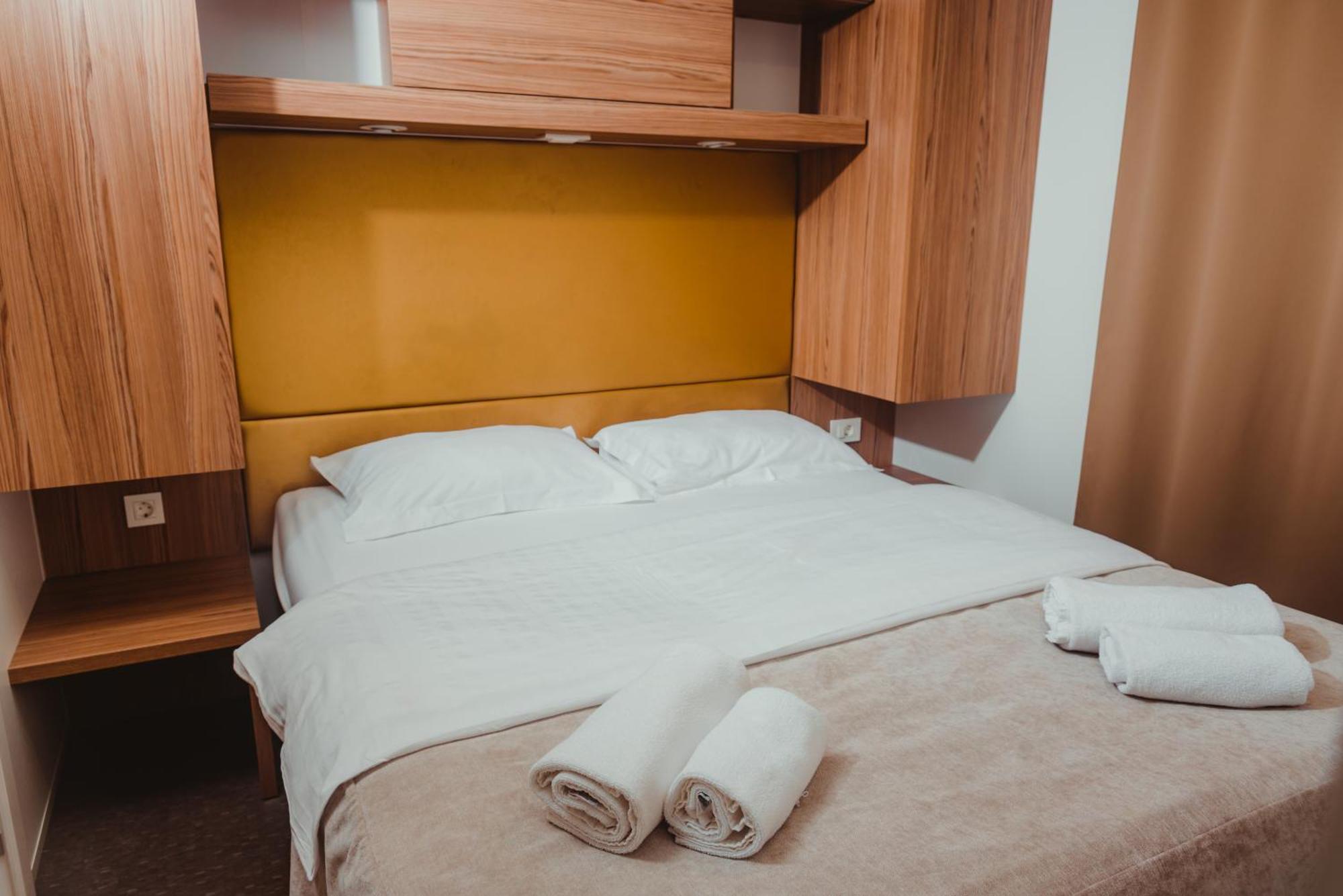 Poseidon Mobile Home Resort Макарска Экстерьер фото